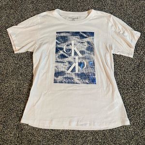 Calvin Klein graphic tshirt size small